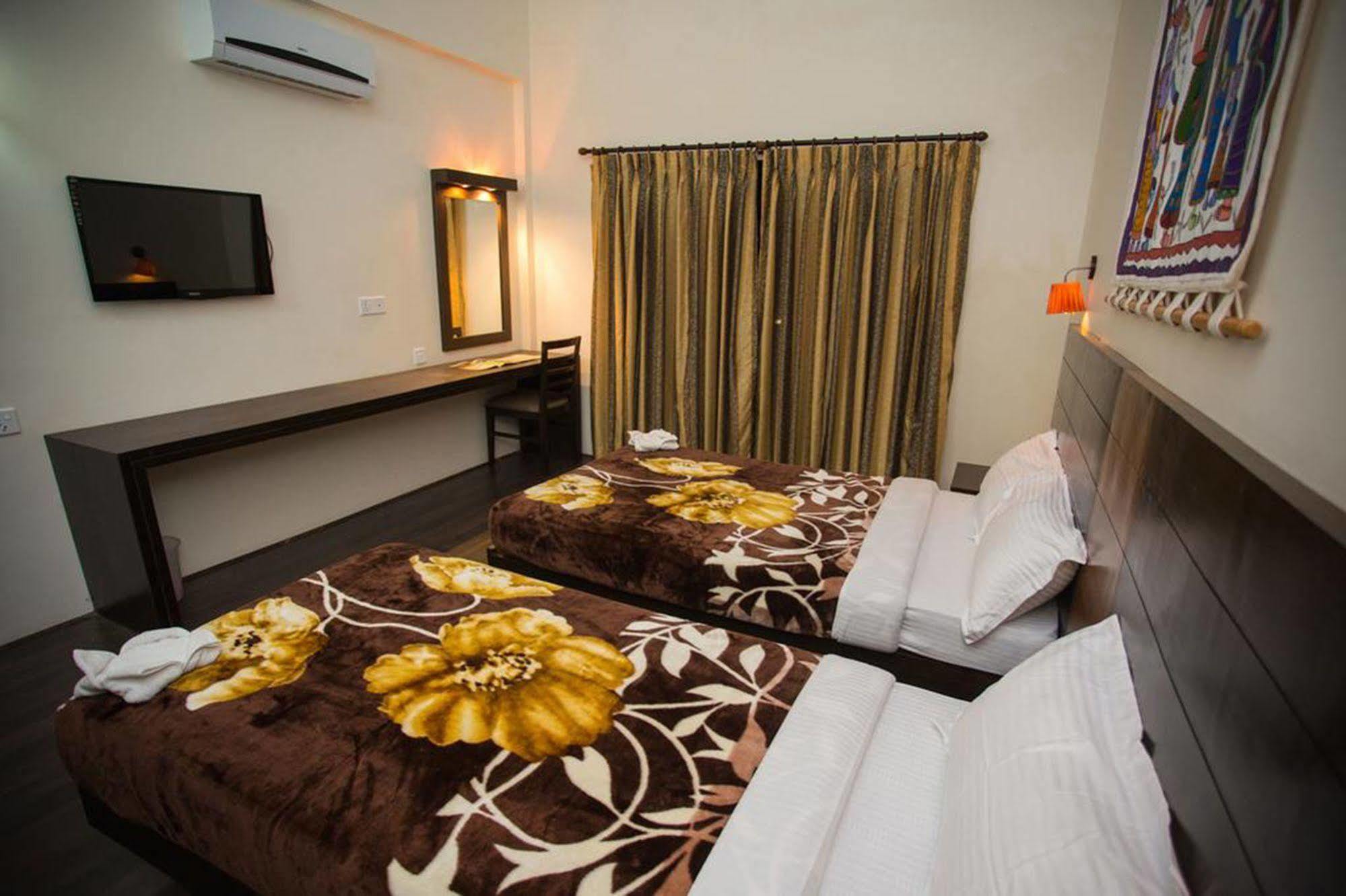 Chitwan Adventure Resort Sauraha Exterior foto