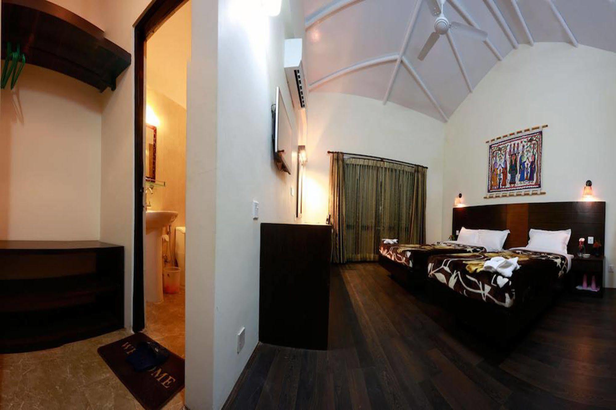 Chitwan Adventure Resort Sauraha Exterior foto